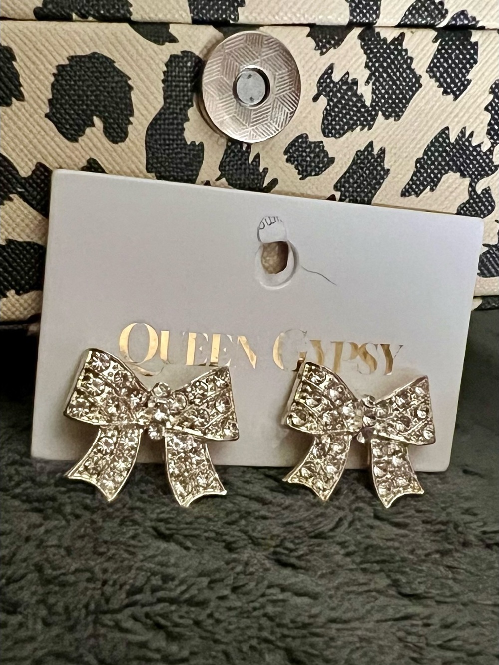 New sparkly silver bow studs